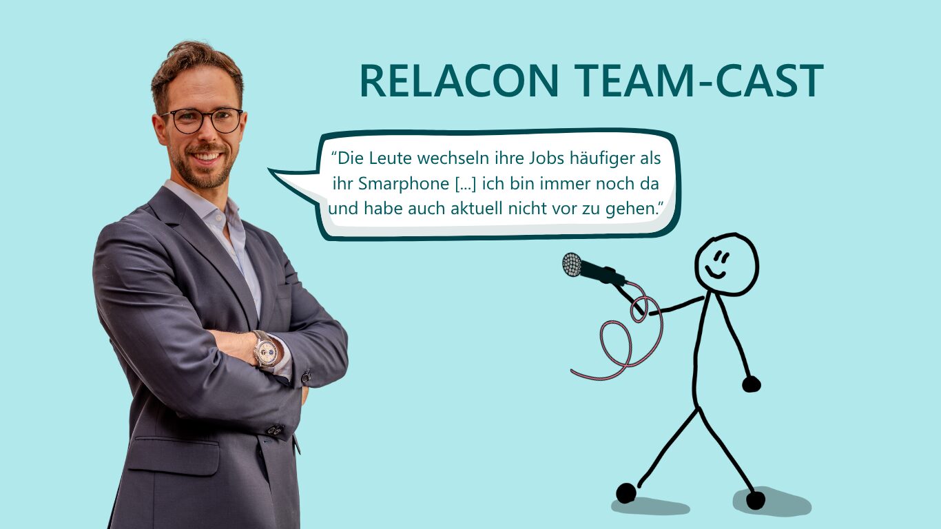 RELACON Team-Cast Titelbild: SAP-Consultant Lukas im grauen Business-Anzug mit verschränkten Armen vor türkisfarbenem Hintergrund, neben seinem Zitat über Job-Loyalität und einem Podcast-Strichmännchen mit Mikrofon