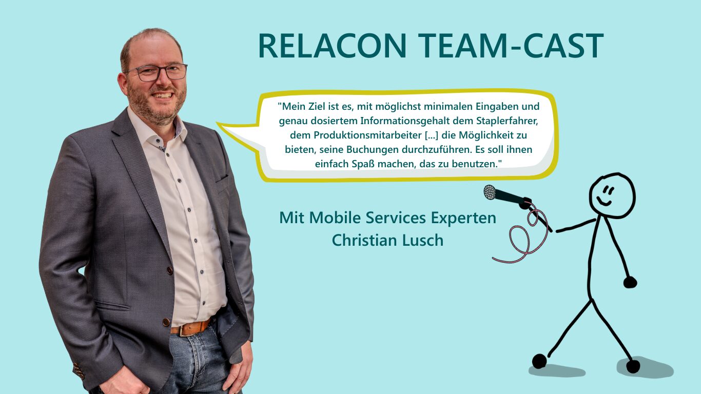 Christian Lusch, SAP Mobile Services Experte bei RELACON, im Team-Cast Interview. Zitat: 'Mein Ziel ist es, mit möglichst minimalen Eingaben dem Staplerfahrer, dem Produktionsmitarbeiter die Möglichkeit zu bieten, seine Buchungen durchzuführen. Es soll ihnen einfach Spaß machen, das zu benutzen.' RELACON Relacottchen mit Mikrofon-Illustration.