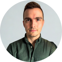 Porträtfoto von Benedikt Bradel, RELACON Projekt- und Testmanager, in grünem Hemd vor hellgrauem Hintergrund, rundes Profilbild-Format