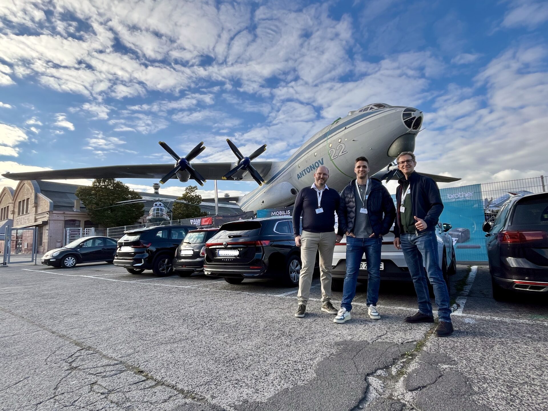 RELACON Messeteam vor historischem Antonov-Flugzeug im Außenbereich des Technikmuseums Speyer – das RELACON Mobile Service Team unter blauem Himmel