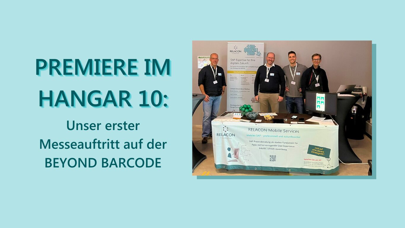 Blog_RELACON Hausmesse RELACON Messeteam am Stand auf der BEYOND BARCODE – Vier Kollegen präsentieren RELACON Mobile Services mit Banner, Infomaterialien und grünen Stressbällen, Headline "Premiere im Hangar 10: Unser erster Messeauftritt auf der BEYOND BARCODE