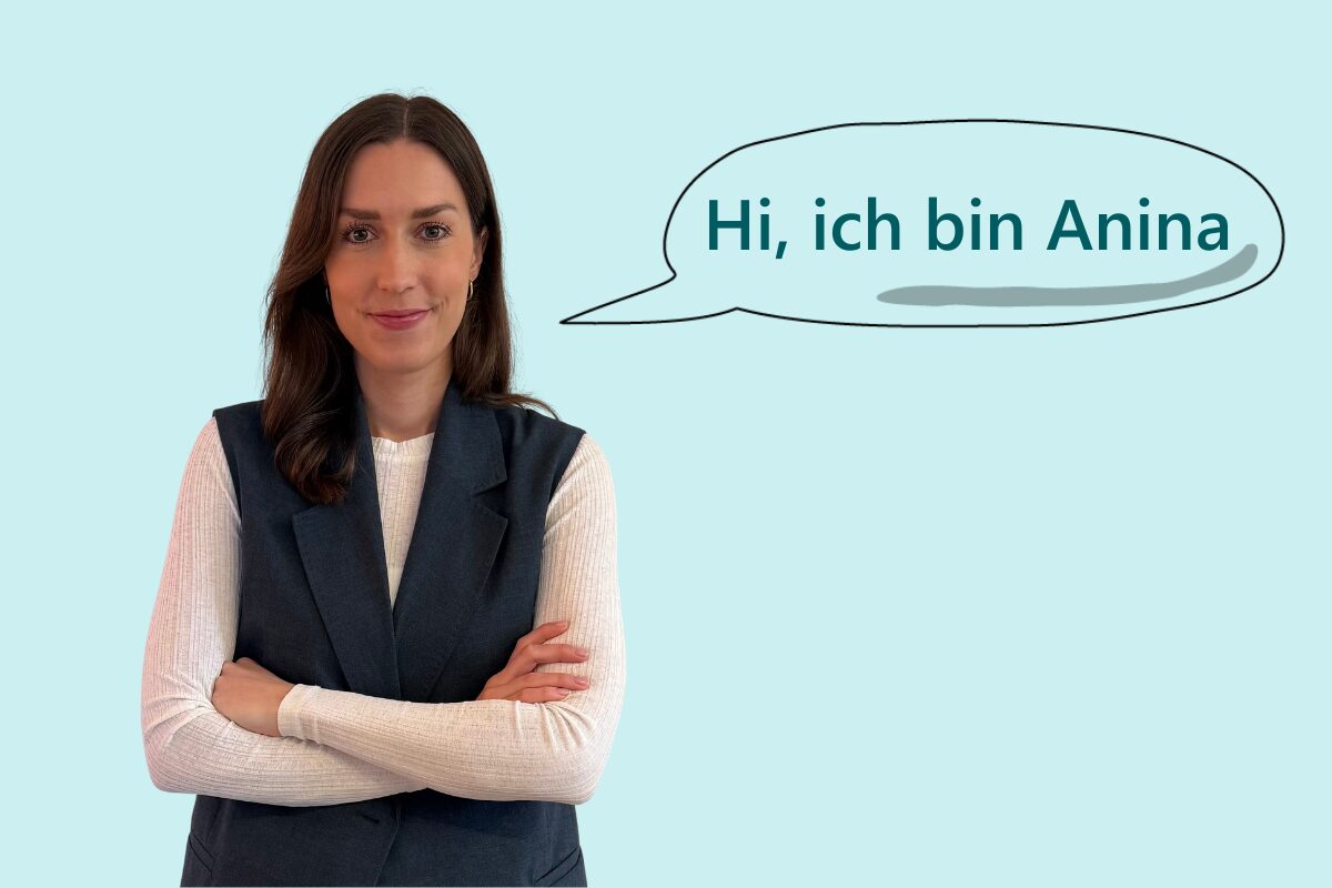 Ein Foto von Anina Mucke, die Arme vor dem Körper verschränkt. Rechts neben ihrem Kopf ist eine Sprechblase, in der steht: Hi, ich bin Anina