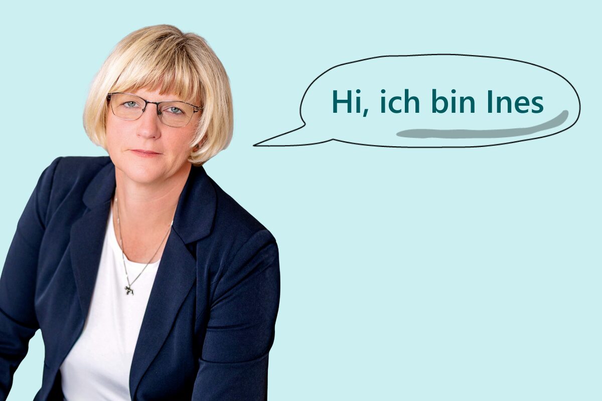 Blog_RELACON Im Profil Ines Sievering Ein Foto von Ines Sievering. Rechts neben ihrem Kopf ist eine Sprechblase, in der steht: Hi, ich bin Ines